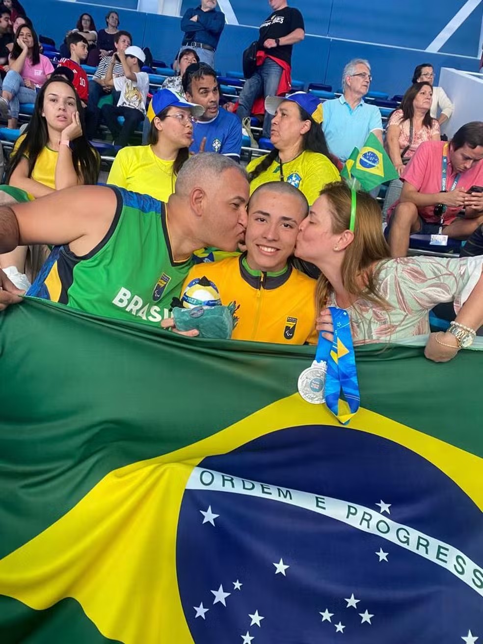 Vitinho recebe o apoio da família antes das Paralimpíadas de Paris