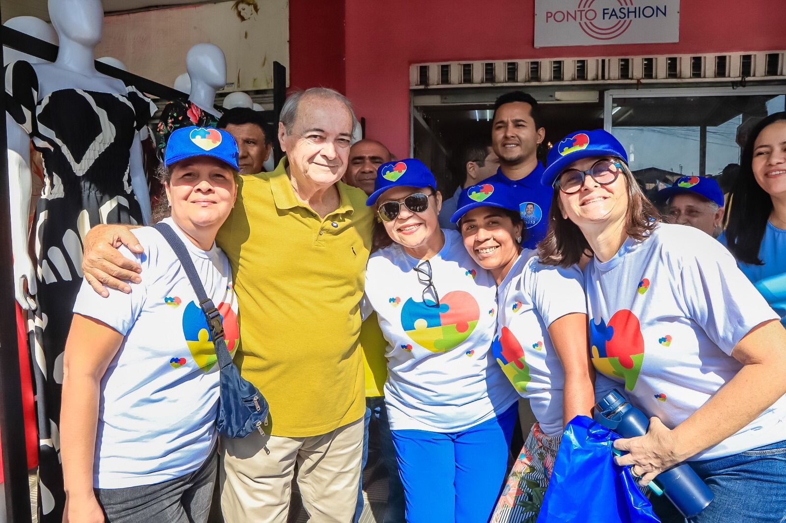 Silvio Mendes participa de caminhada na zona Leste