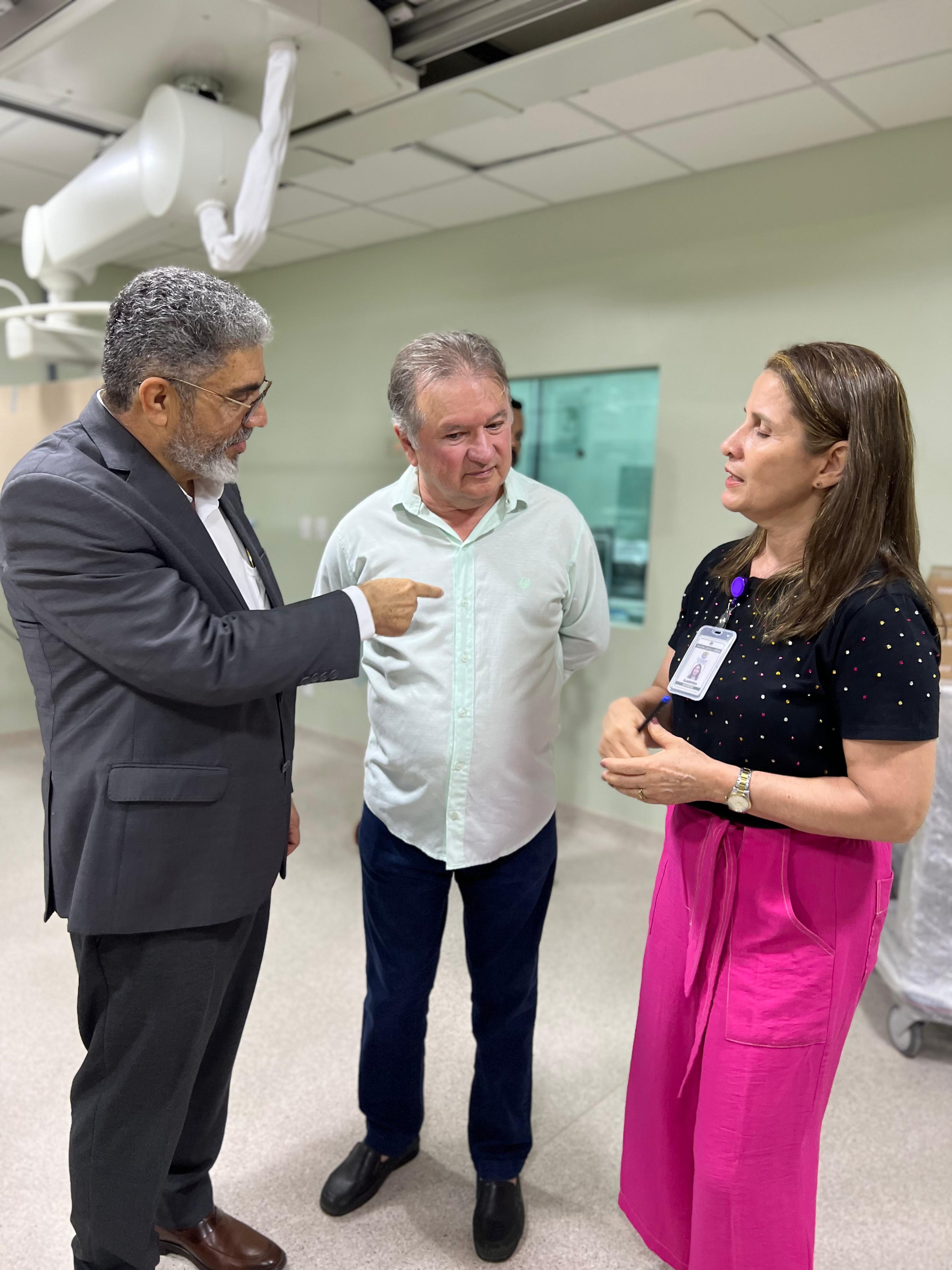 O deputado federal Merlong Solano (PT) e o secretário estadual de Saúde, Antônio Luís, visitaram o HGV