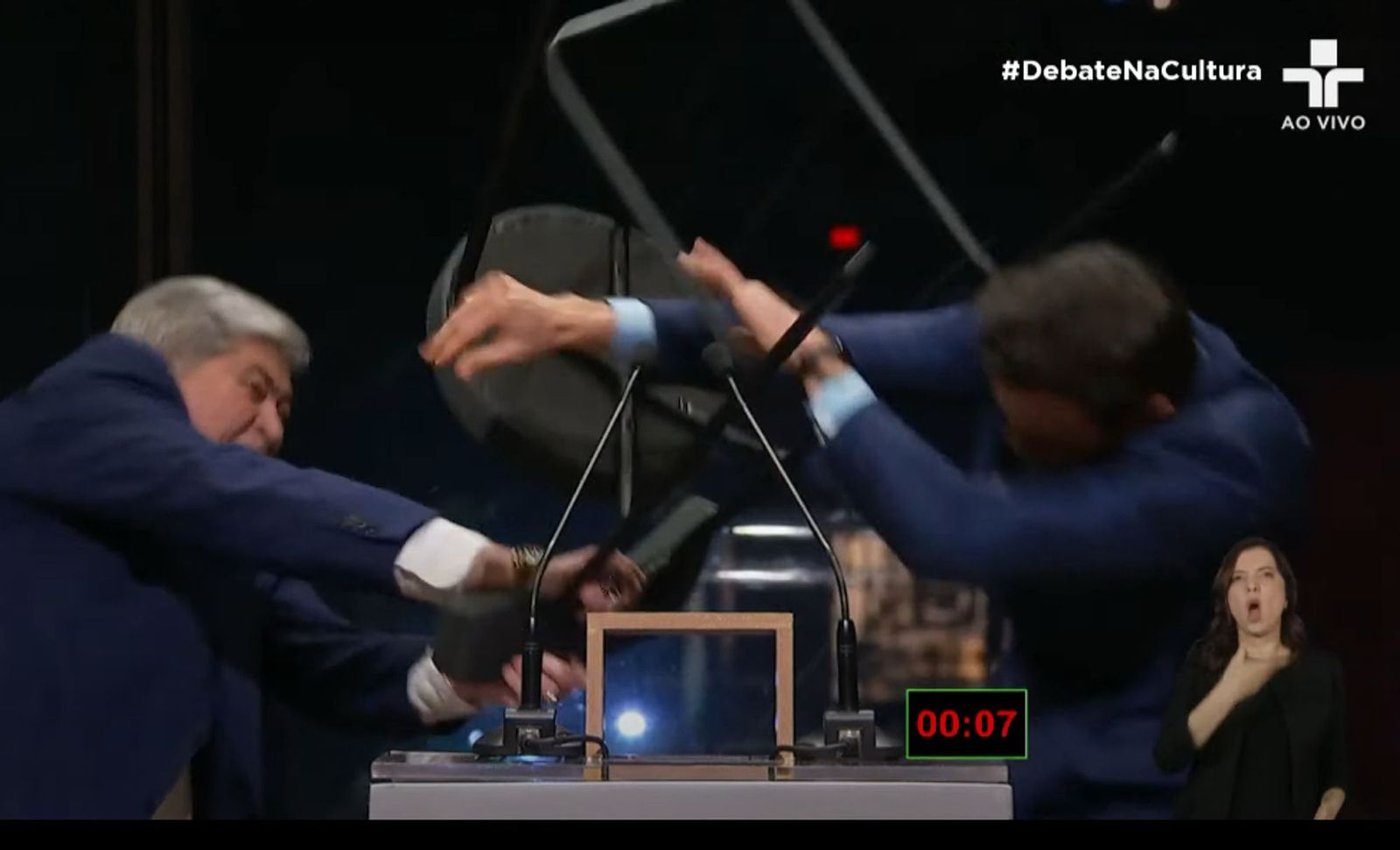 Datena agride Marçal com cadeirada nas costas durante debate na TV Cultura