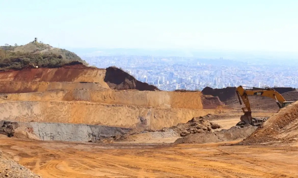 Mina Granja Corumi, encravada na Serra do Curral, um dos principais cartões postais de Belo Horizonte