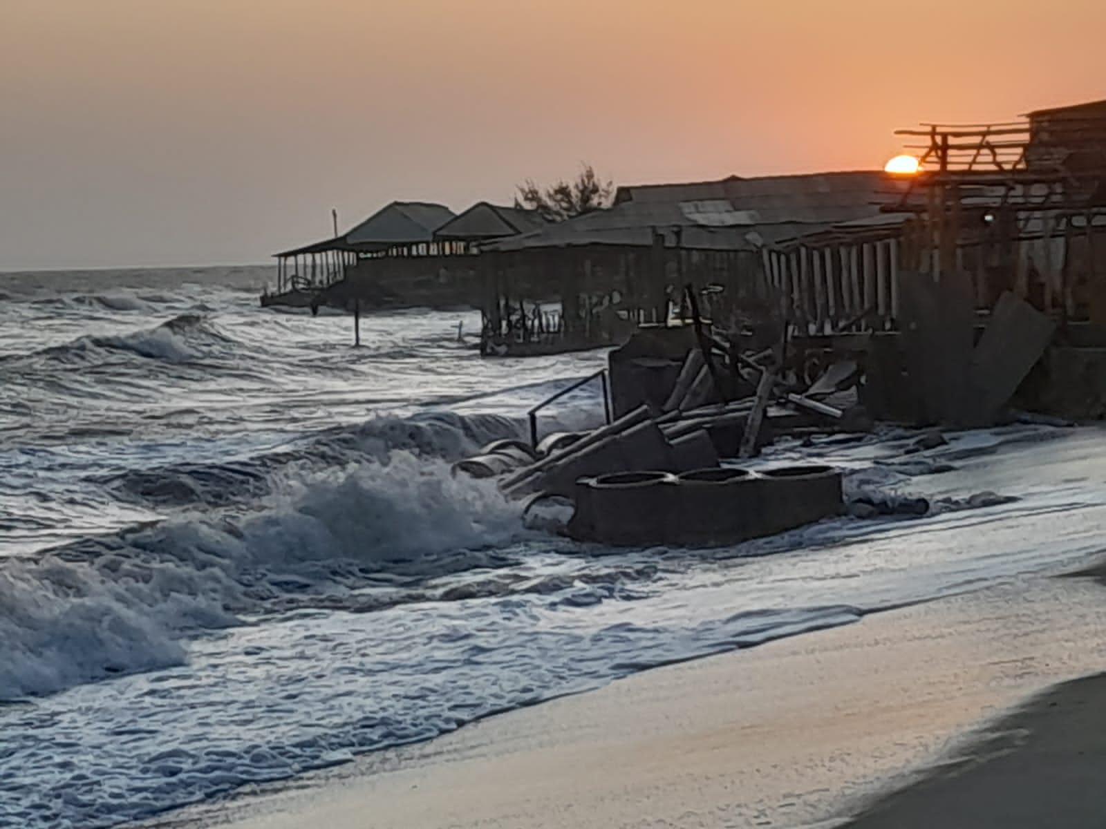 Ressaca do mar invade bares e restaurantes em Luís Correia