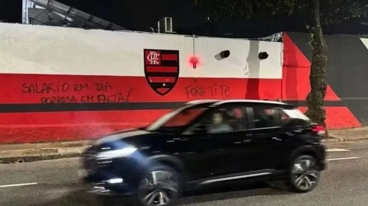 Pichações no muro do Flamengo após derrota no Brasileirão