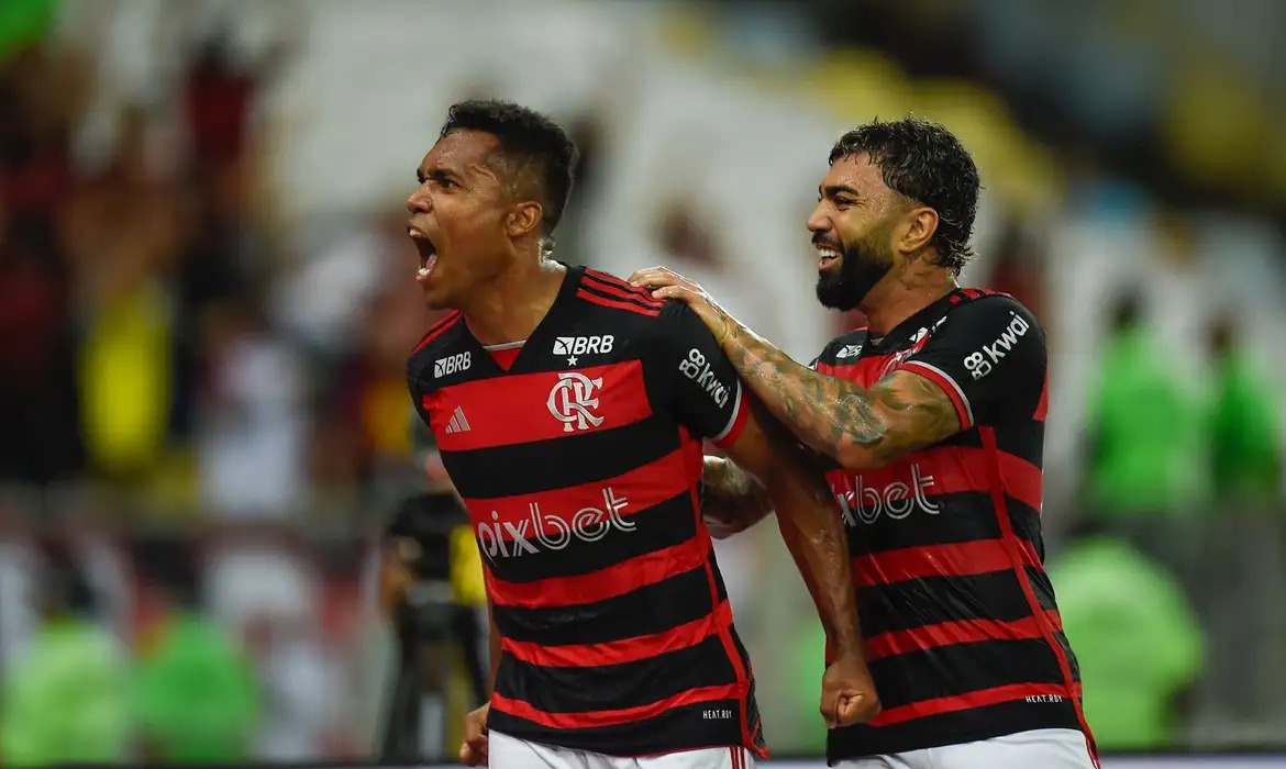 Flamengo sai na frente do Corinthians