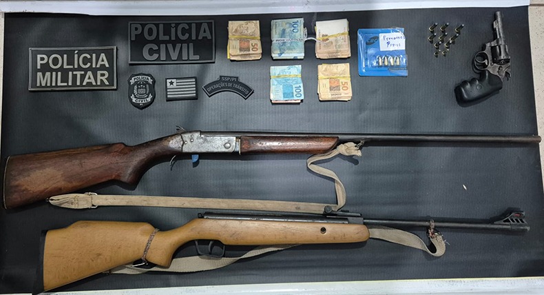 Polícia apreende material de campanha, armas e dinheiro