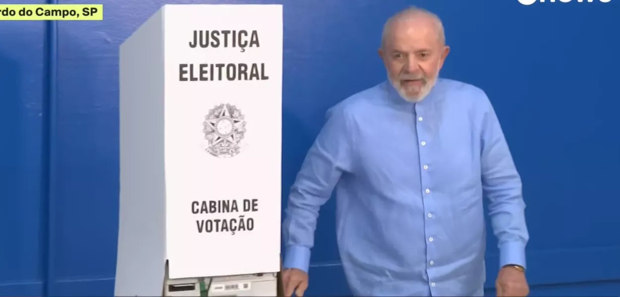 Lula em cabine de votação