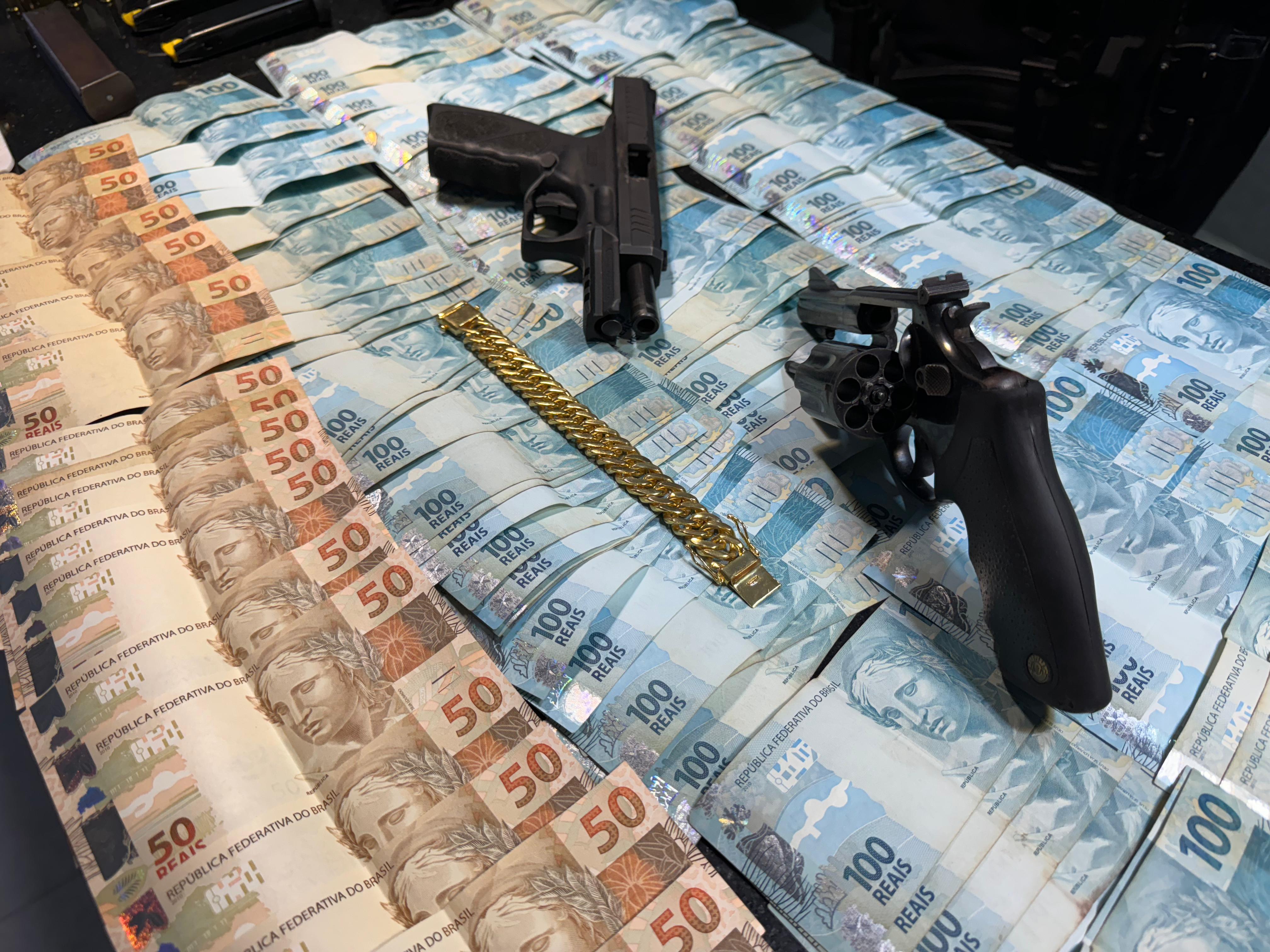 Armas e dinheiro apreendido na operação