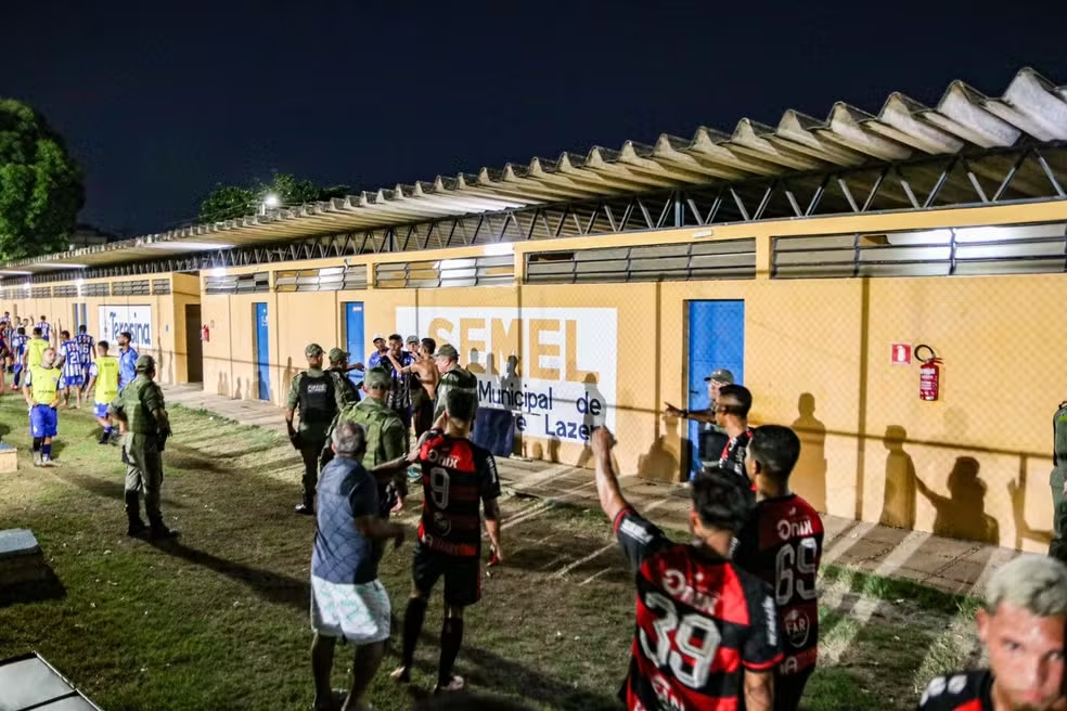 Confusão em saída de campo em Flamengo-PI x Comercial-PI