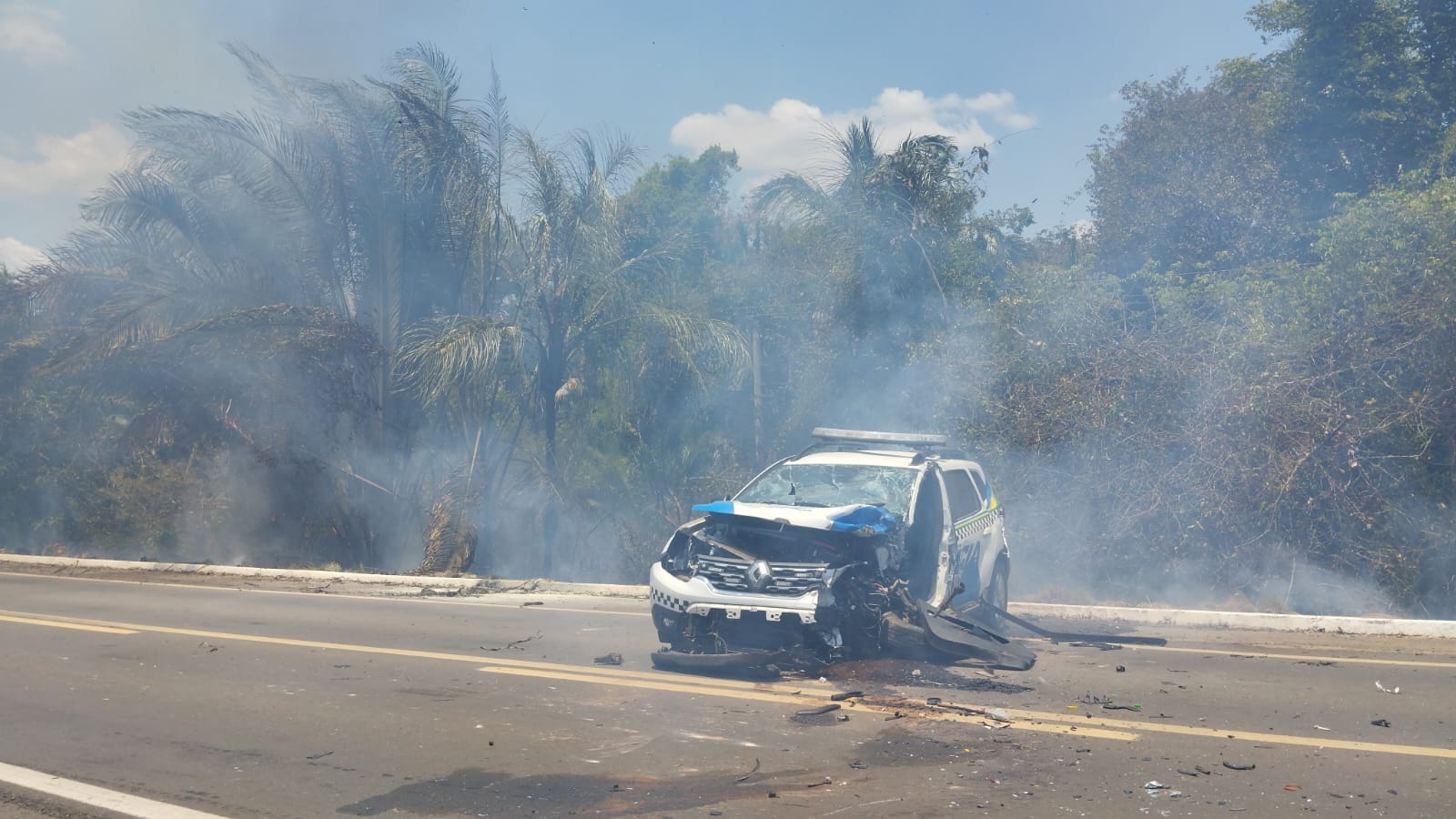 Viatura ficou destruída com o impacto e pegou fogo