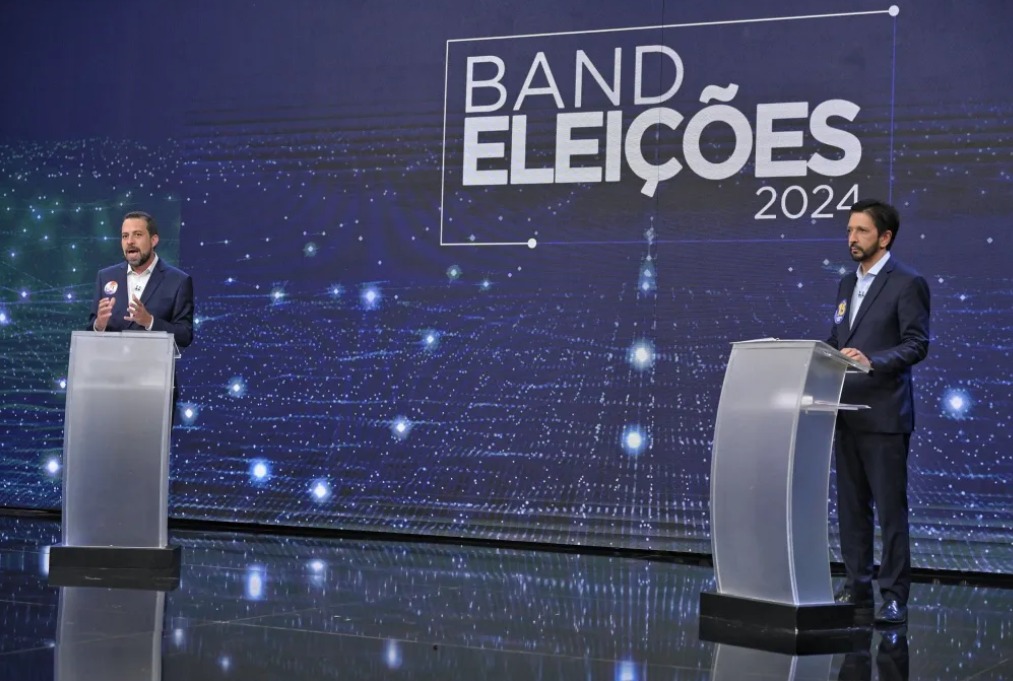 Os candidatos a prefeito de São Paulo Guilherme Boulos (PSOL) e Ricardo Nunes (MDB) participaram do debate na TV Bandeirantes nesta segunda