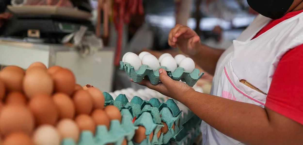 Vendedora segura ovos em um mercado de rua no Rio de Janeiro, Brasil