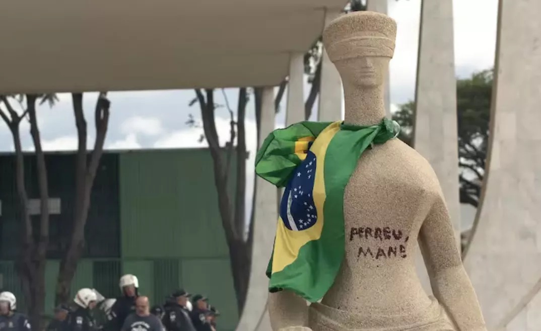 Estátua do STF 'A Justiça' vandalizada no 8 de Janeiro de 2023