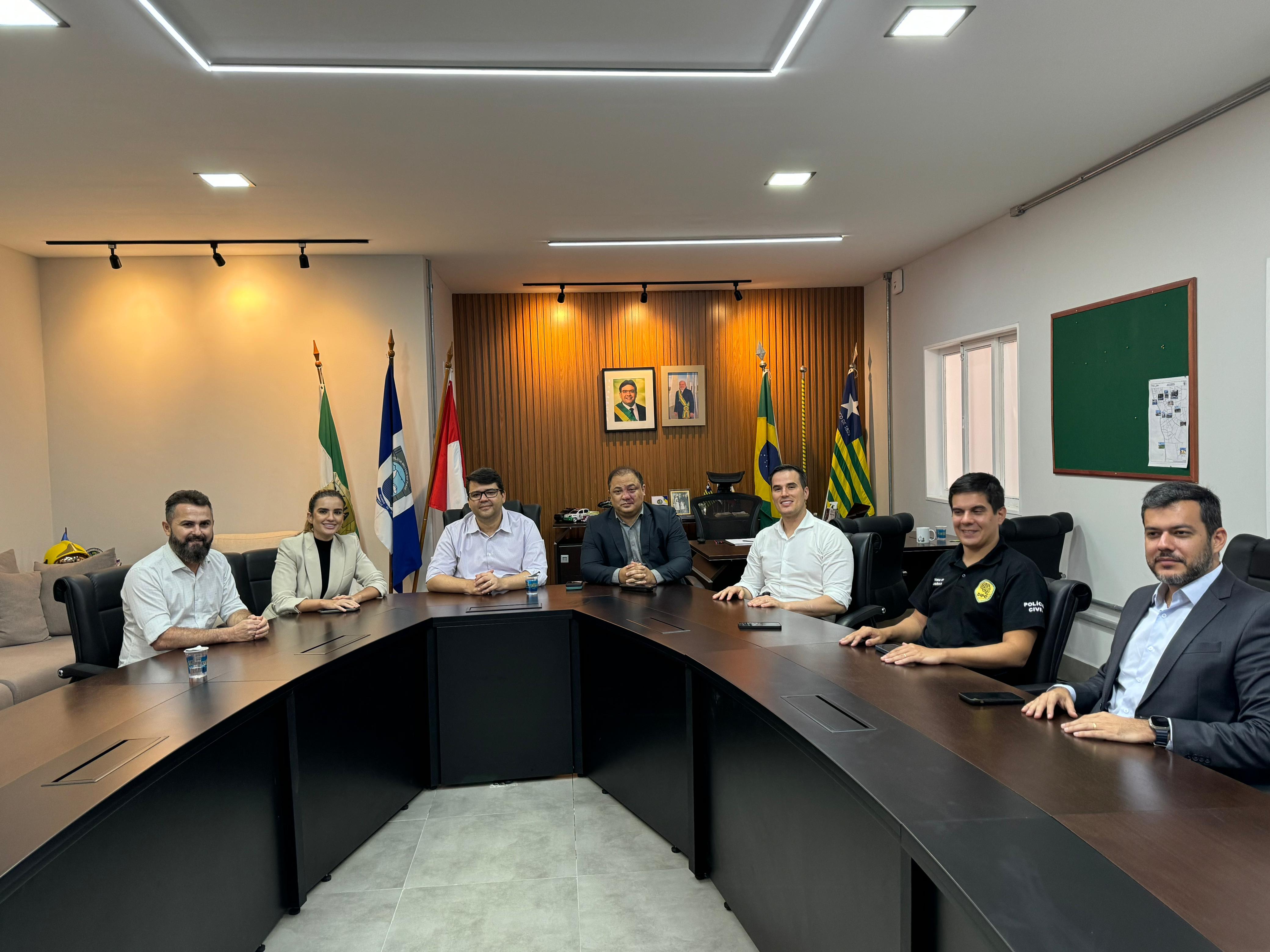 A deputada estadual Bárbara do Firmino (PP) em reunião com o secretário Chico Lucas