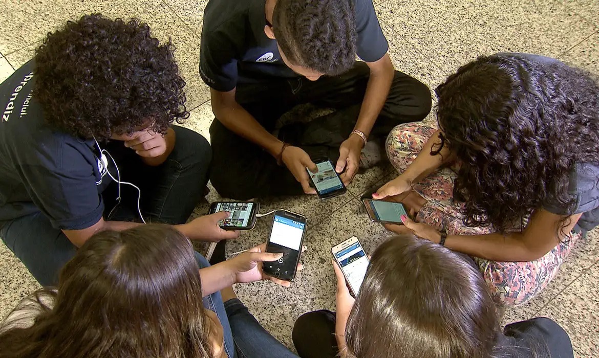 Aparelhos eletrônicos na escola para crianças podem ser adiados e substituídos por atividades físicas e de socialização