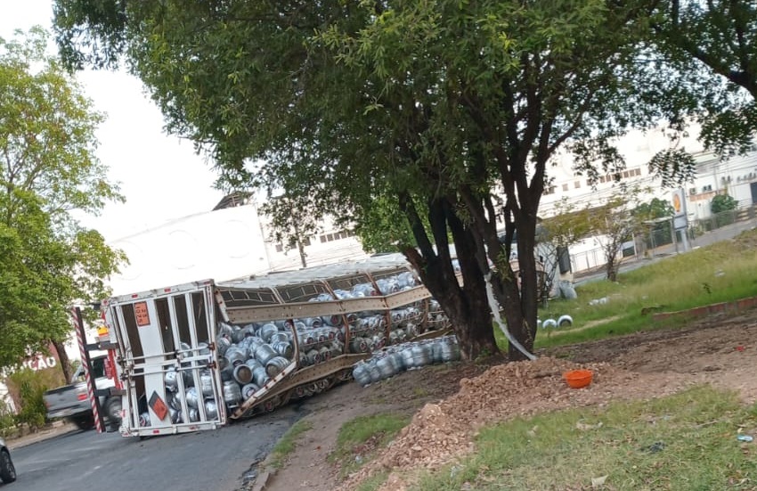 Carreta de gás tomba em rotatória na zona Sudeste de Teresina