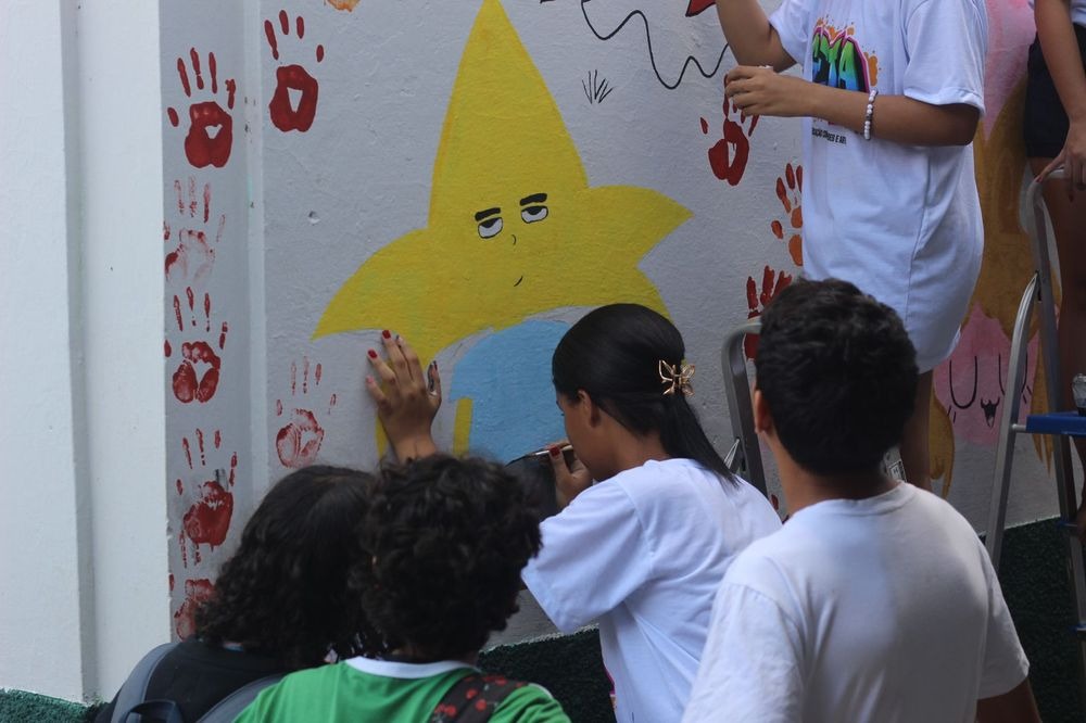 Estudantes criam mural durante projeto de arte-educação