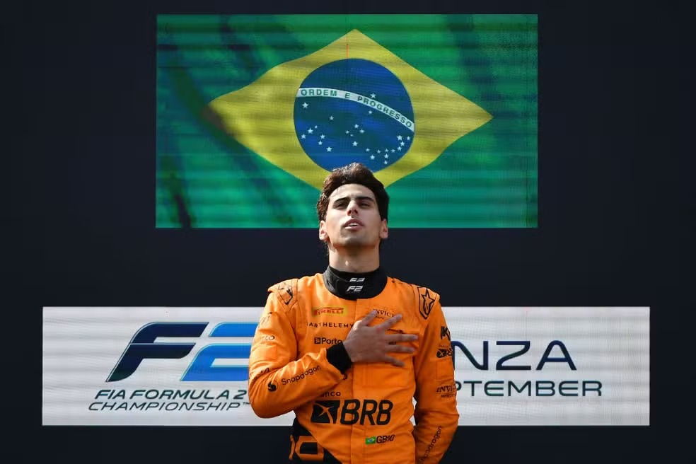 Gabriel Bortoleto no pódio da F2 na Itália, após vencer corrida principal da etapa de Monza em 2024