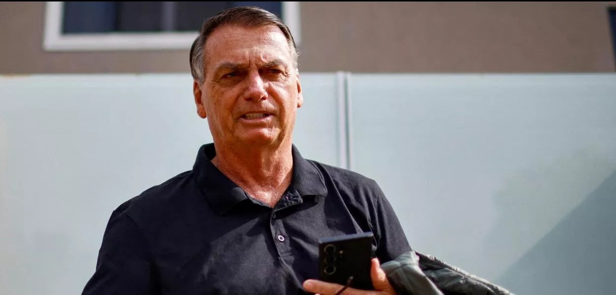 Ex-presidente Jair Bolsonaro na porta da sua casa em Brasília