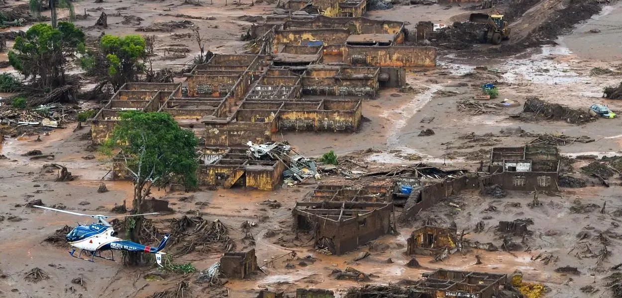 Destruição em Mariana (MG) após rompimento da barragem de Fundão