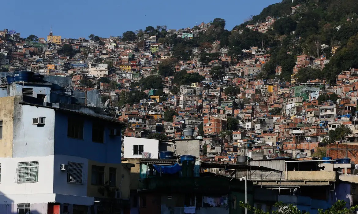 População de favela é mais negra e jovem que restante do país