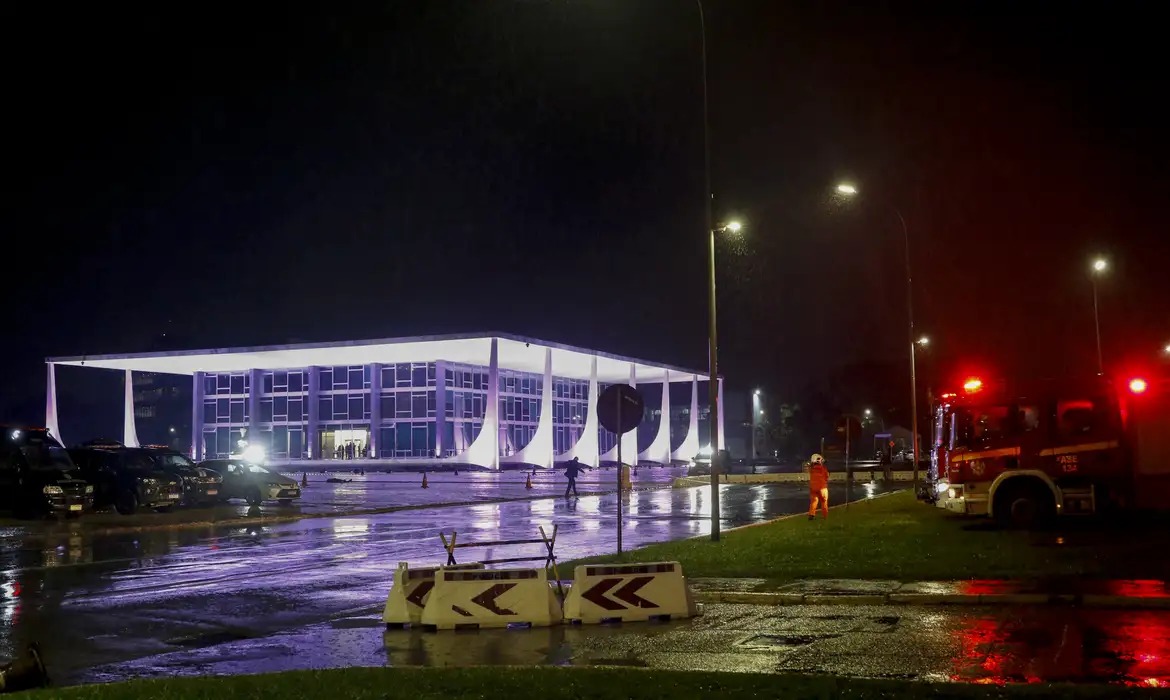 Palácio e Esplanada foram palcos de explosões na noite desta quarta (13)