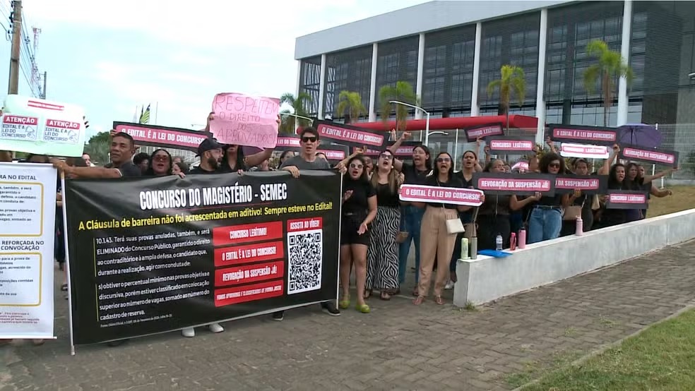 Professores fazem protesto contra suspensão do concurso da Semec em Teresina