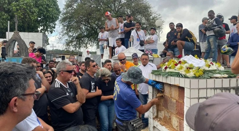 Corpo de Thiago Fernandes foi enterrado no Cemitério de Camaragibe