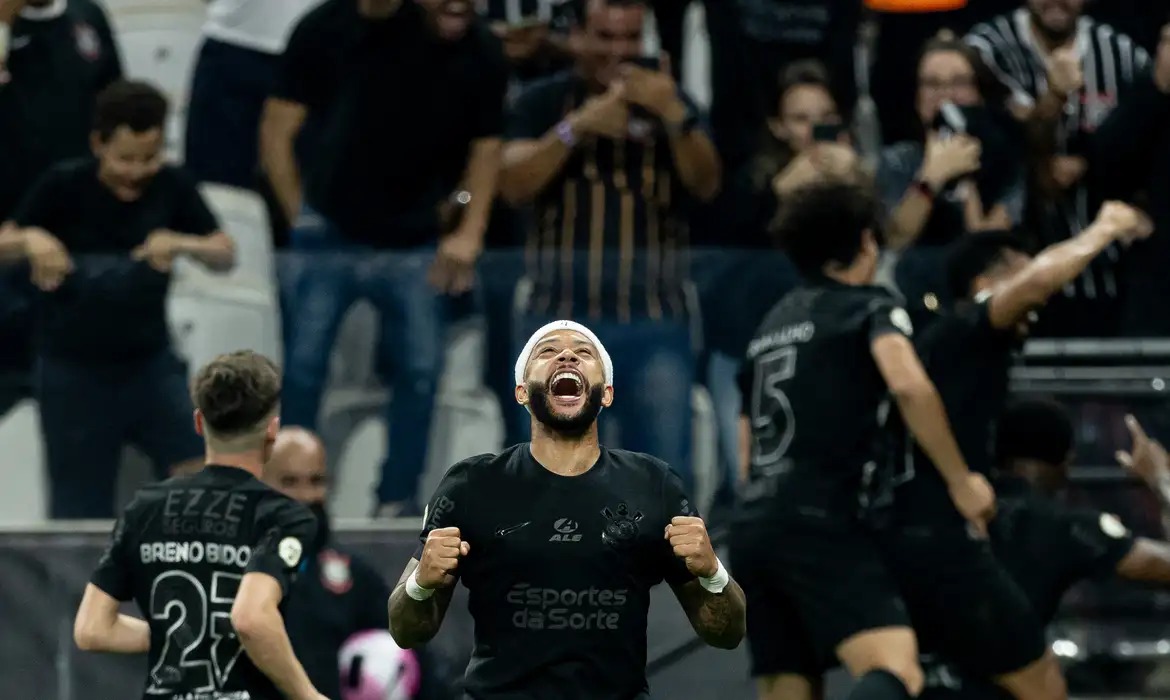 Atacante holandês Memphis Depay, o Corinthians derrotou o Bahia