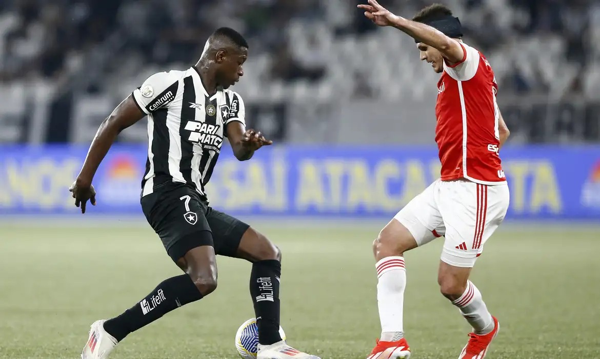 Botafogo e Internacional se enfrentam em duelo decisivo pelo título brasileiro