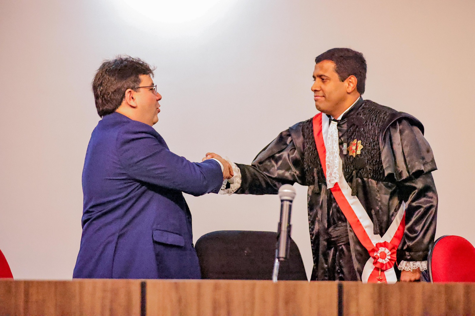 Governador Rafael Fonteles, Téssio da Silva Tôrres e Basiliça Alves da Silva, presidente e vice-presidente, respectivamente, do Tribunal Regional do Trabalho - 22ª Região