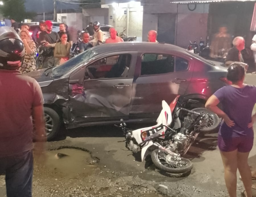 Lateral do carro ficou destruída com o impacto