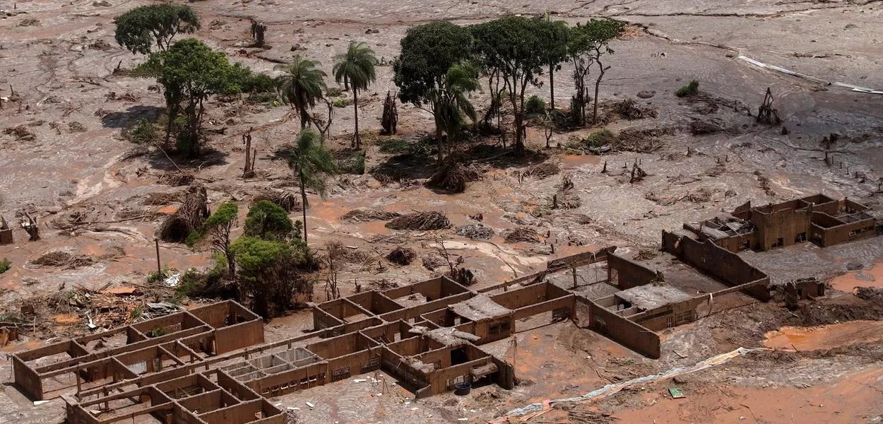 Destroços da localidade de Bento Rodrigues, que foi destruída por avalanche de lama após rompimento de barragem da Samarco em Mariana