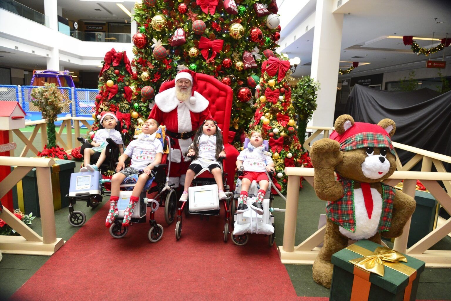 Crianças em tratamento de AME no Hospital Infantil visitam Papai Noel