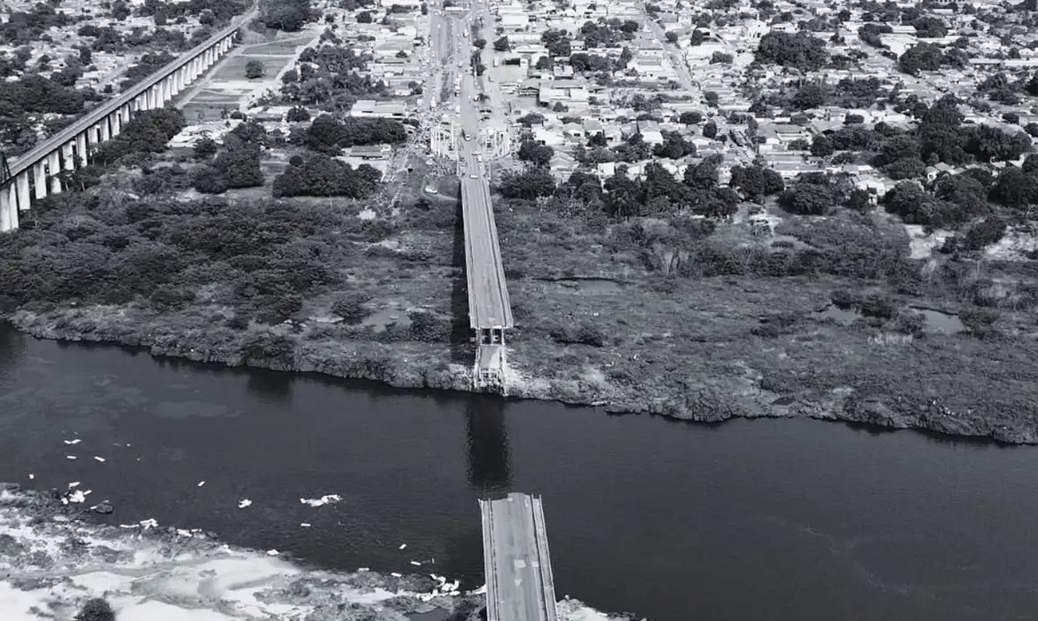 Ponte Juscelino Kubitschek de Oliveira, na BR-226, entre Aguiarnópolis (TO) e Estreito (MA)