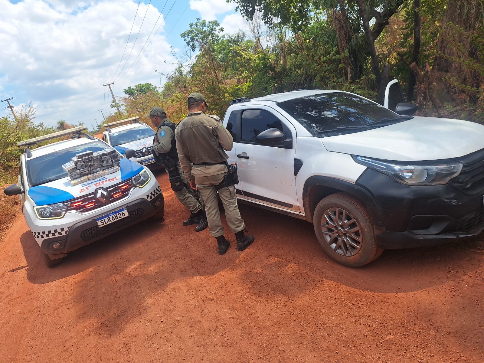 Policiais encontraram duas caixas na carroceria contendo 36 tabletes de entorpecentes