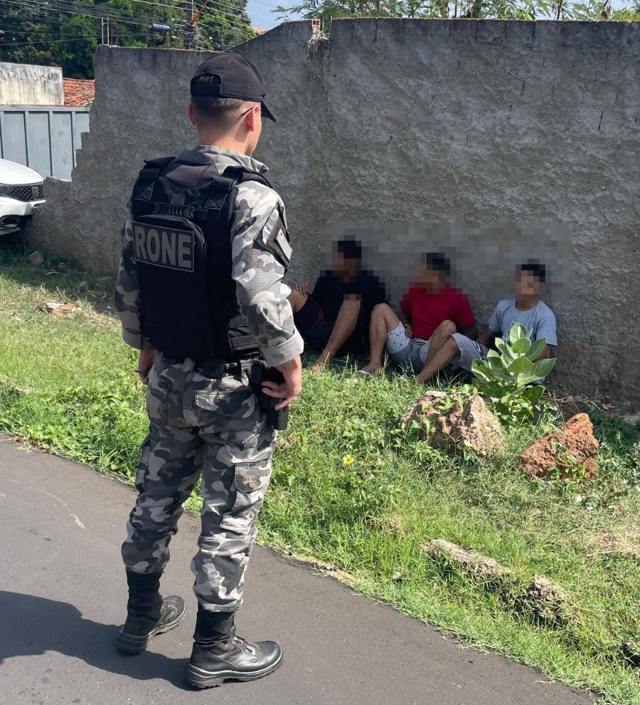 Suspeitos tentaram fugir da polícia e bateram o carro