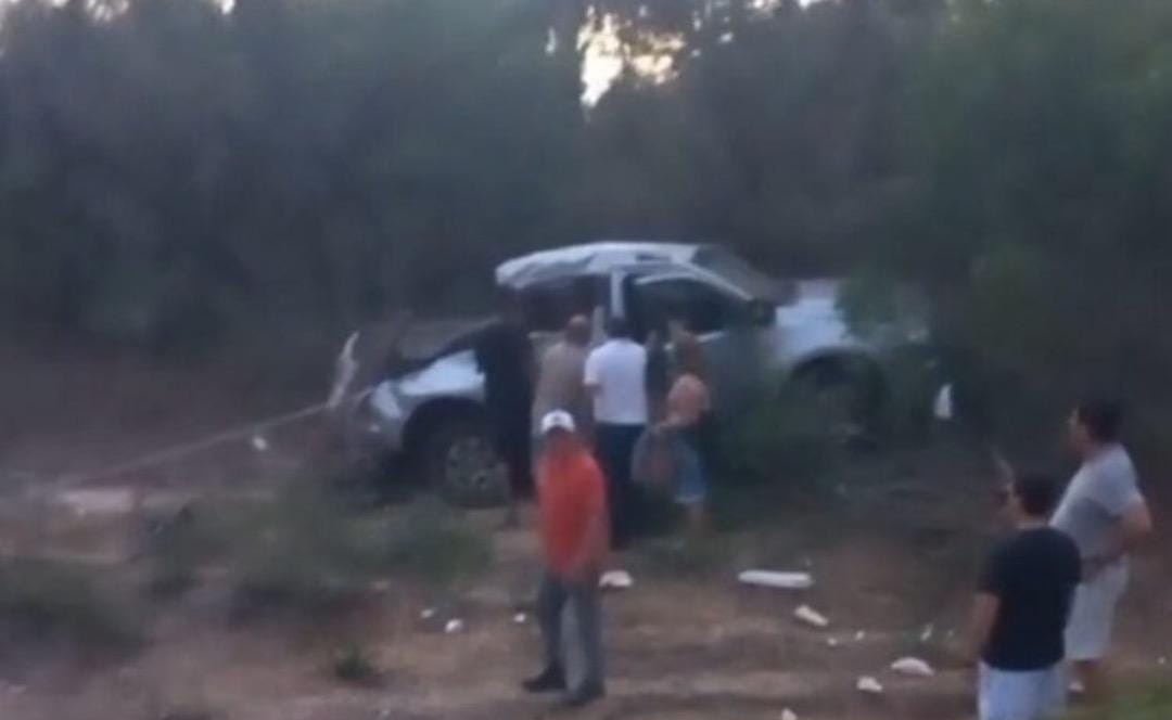 Após o pneu estourar, o motorista perdeu o controle da direção e capotou o veículo