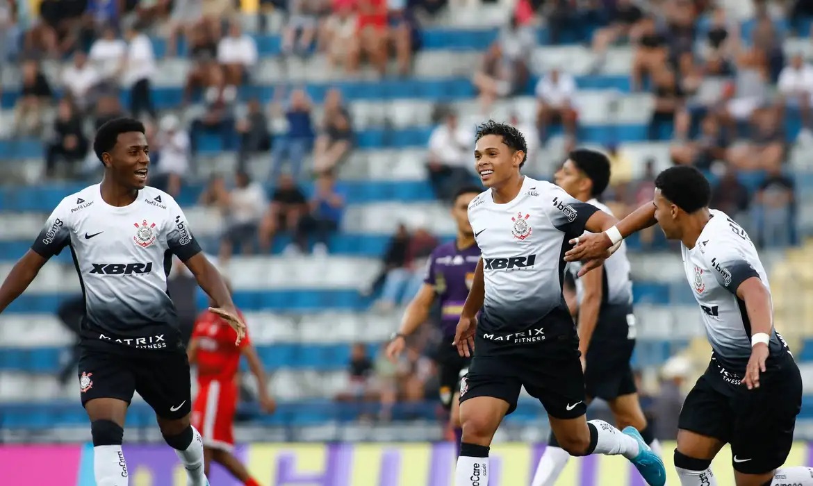 Corinthians bate o Rio Branco em busca de 12º título da Copinha