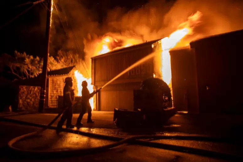 Bombeiros combatem incêndio durante vendaval no Oeste de Los Angeles