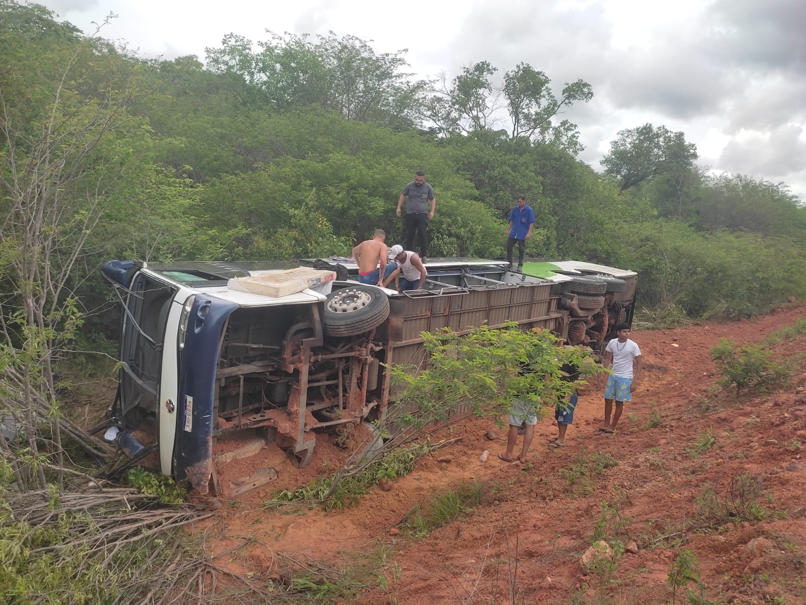 Ônibus tomba na zona rural de Redenção do Gurguéia