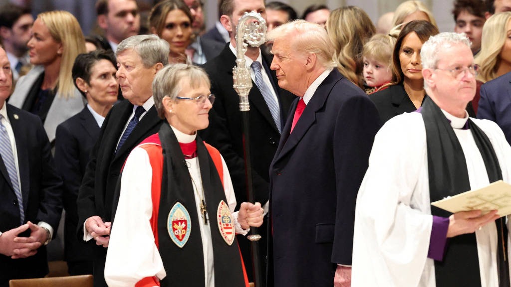 Presidente dos Estados Unidos, Donald Trump, e a bispa de Washington, Mariann Edgar Budde, durante serviço na Catedral Nacional de Washington