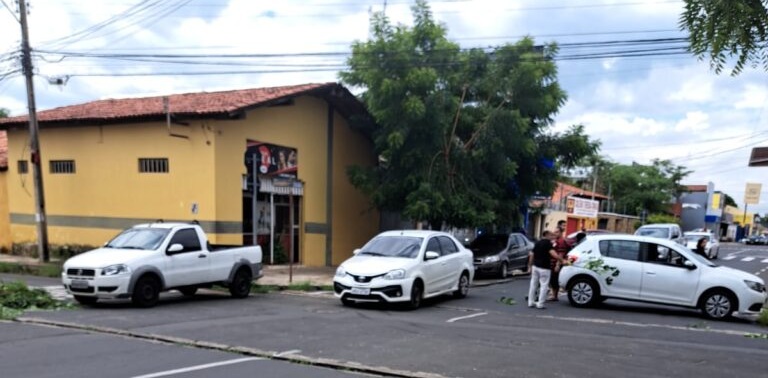 Moradores fecham cruzamento da Avenida Campos Sales em protesto contra a falta de energia