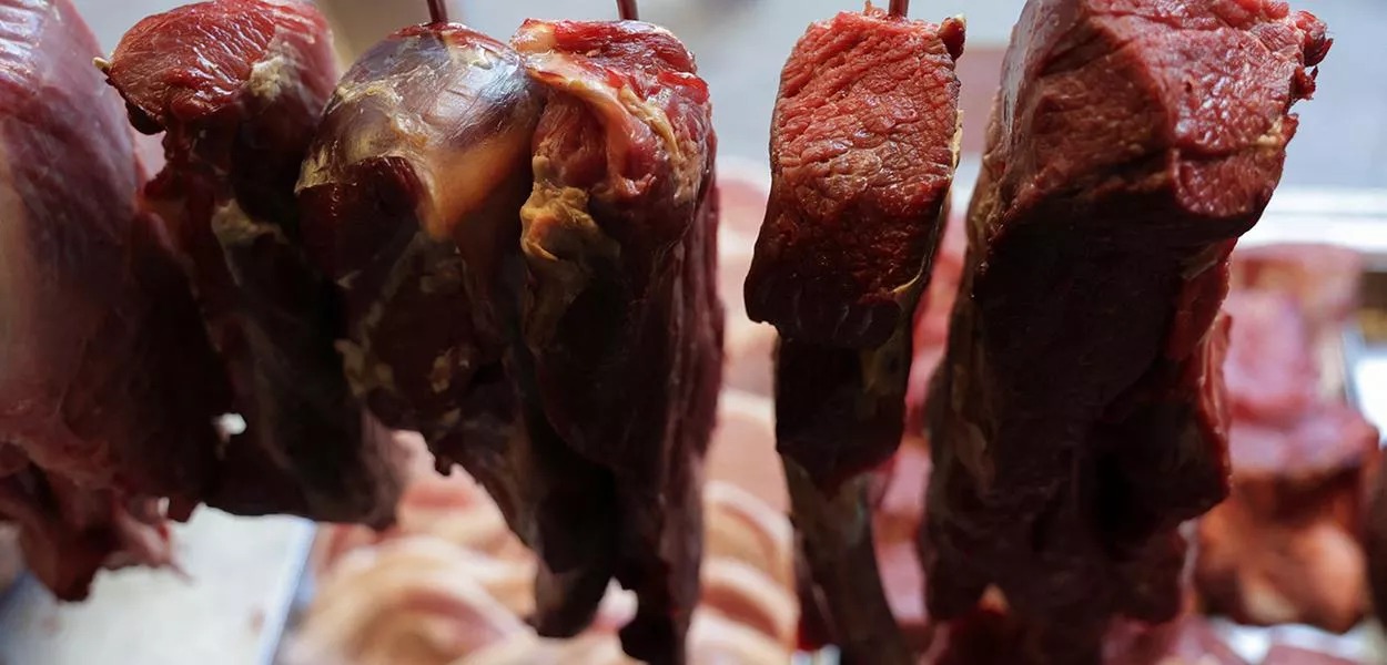 Pedaços de carne em açougue no Rio de Janeiro