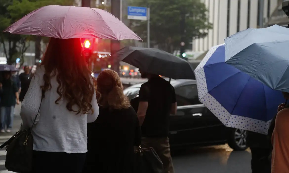 Pessoas enfrentam chuva