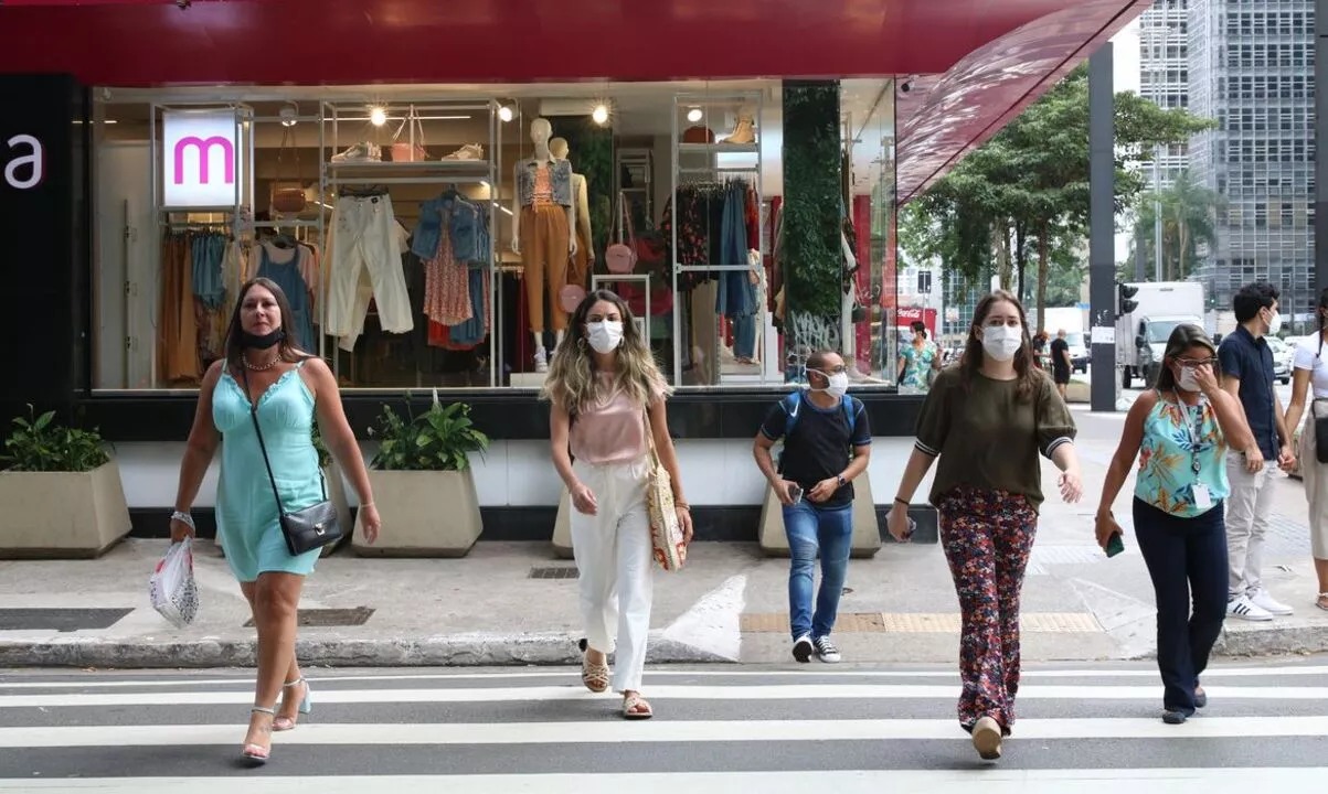 Pessoas de máscaras na rua em meio à pandemia