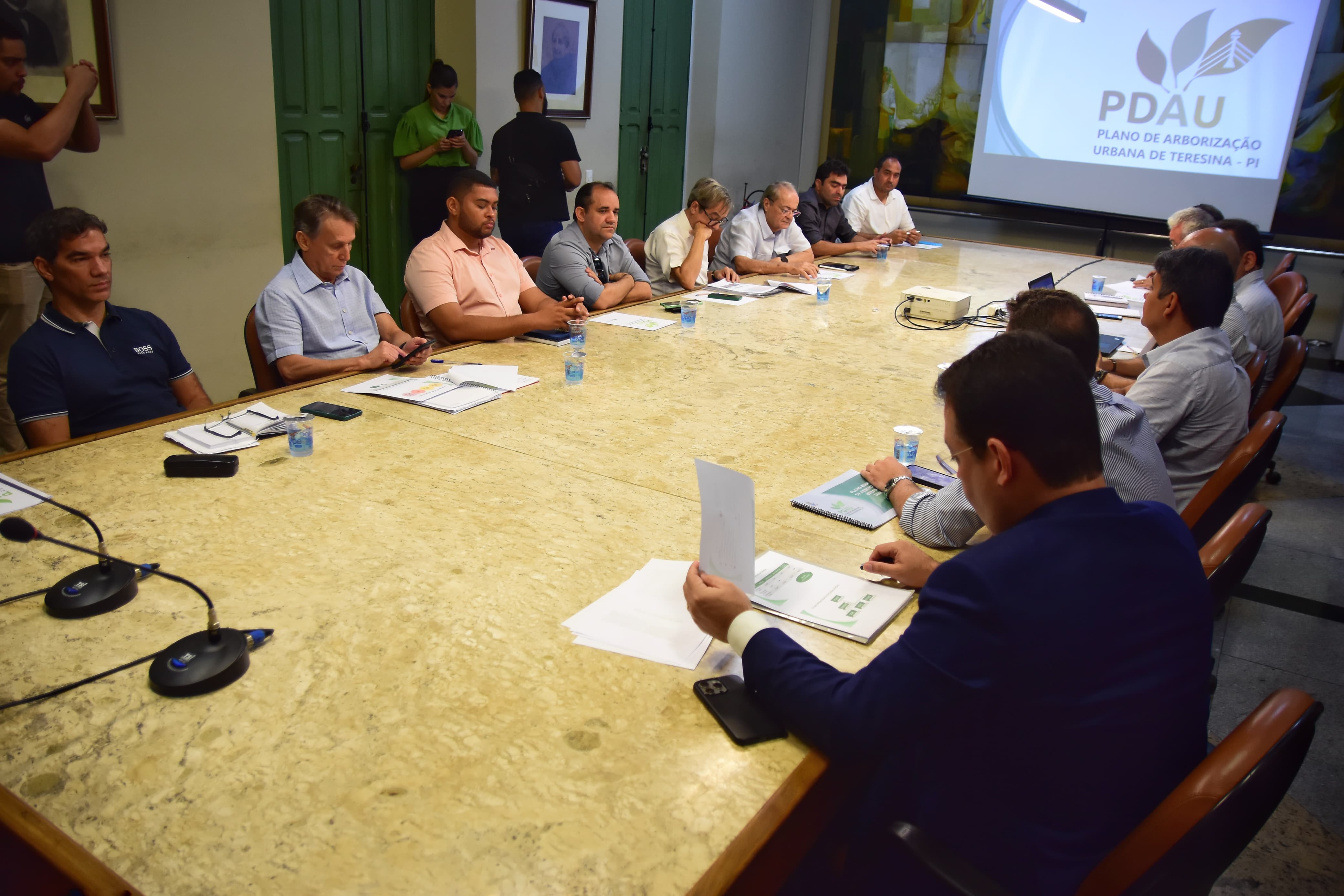 Prefeito Silvio Mendes reuniu secretários e especialistas para discutir ações de arborização