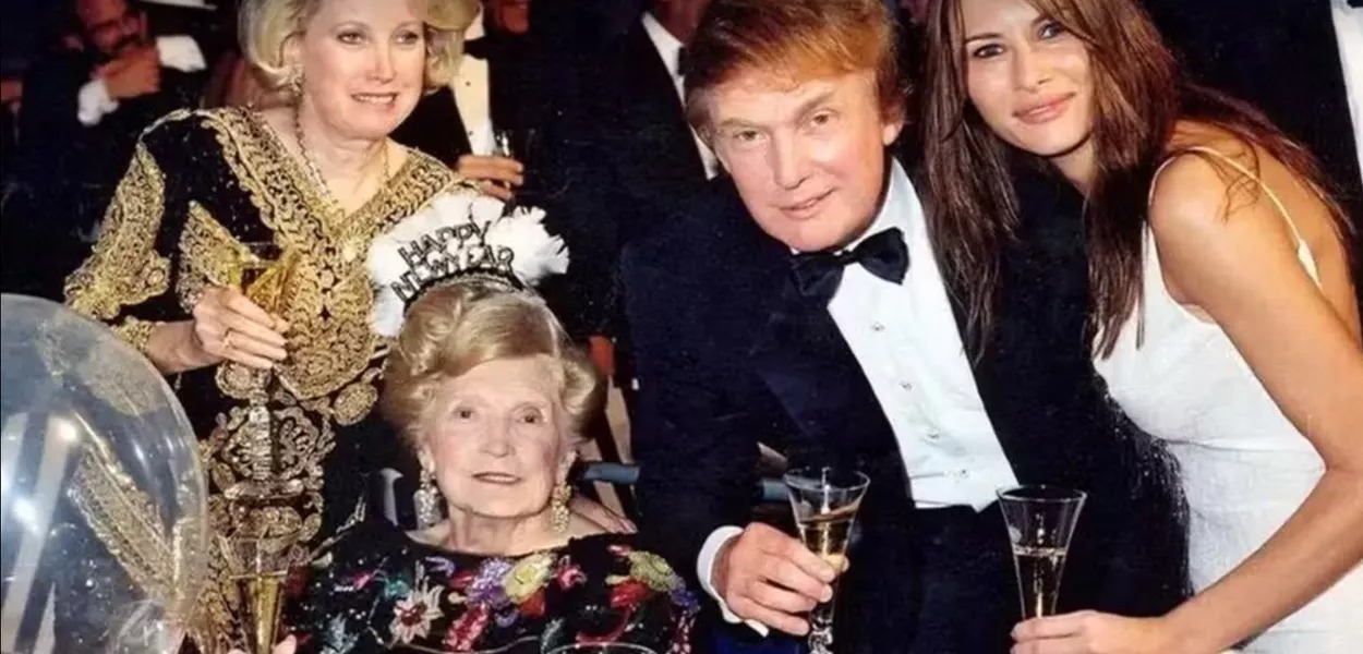 Mary Anne Trump em 1999, pouco antes de falecer, com os filhos Elizabeth e Donald, acompanhado da então namorada, Melania Knauss (Foto: Getty Images via BBC)