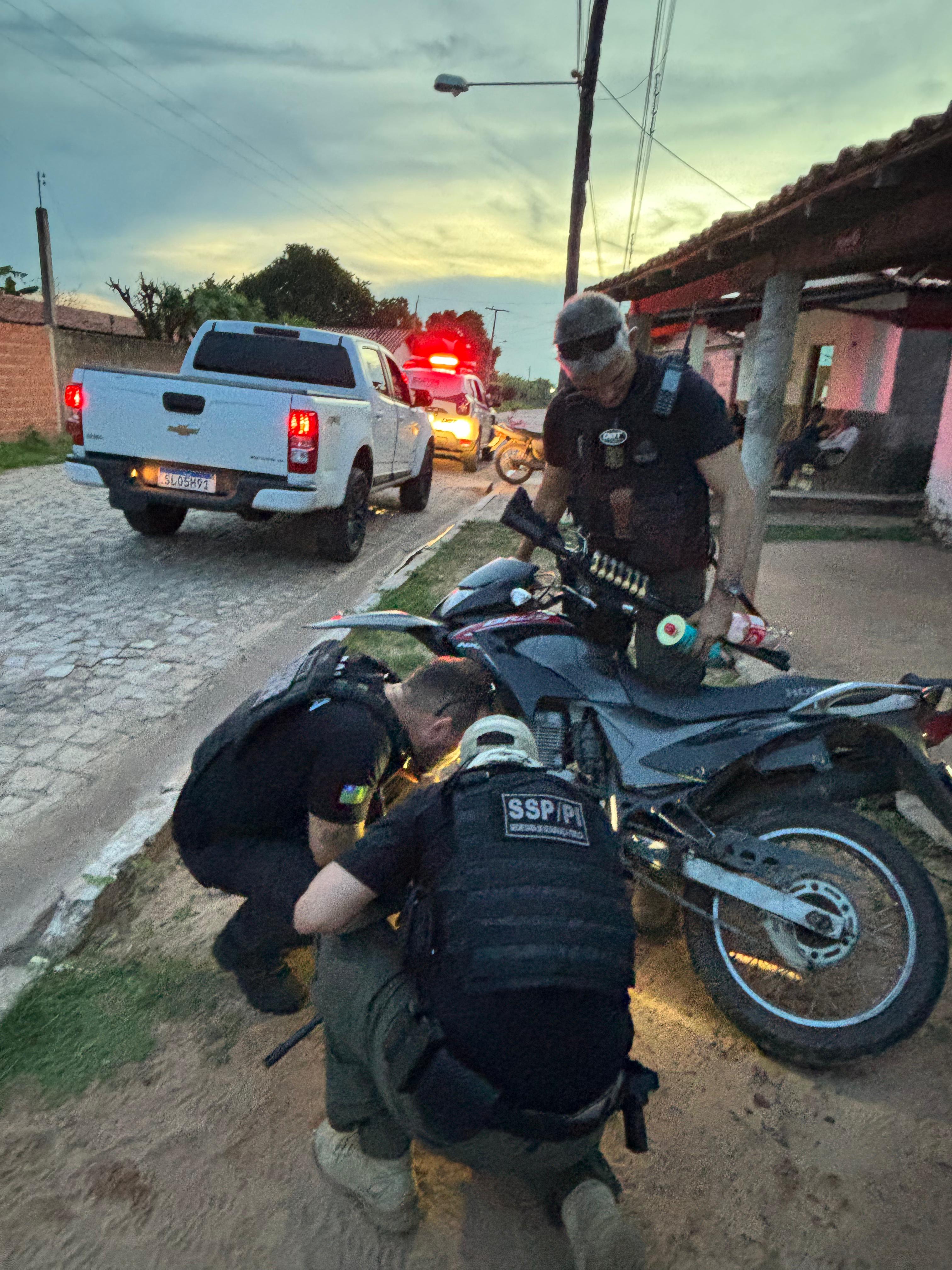 Os policiais também apreenderam uma motocicleta com restrição de roubo e um carro com chassi adulterado