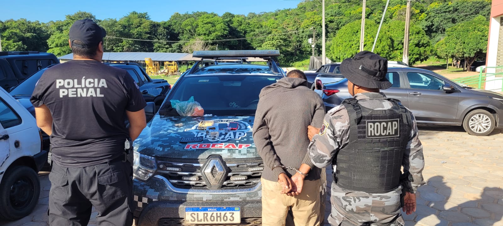 Motociclista tentava arremessar celulares e drogas para dentro da penitenciária