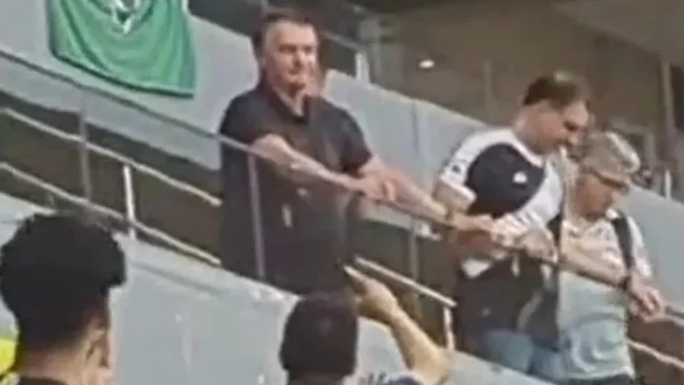 O ex-presidente Jair Bolsonaro e seu filho, o senador Flávio Bolsonaro, durante a partida entre Vasco e Fluminense